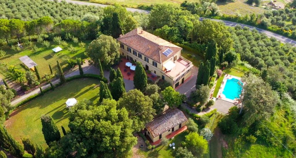 Toskanisches Landhaus umgeben von Grün